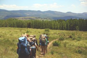 Grupo de pessoas fazendo trekking