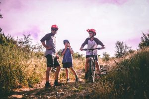 crianças e mountain bike