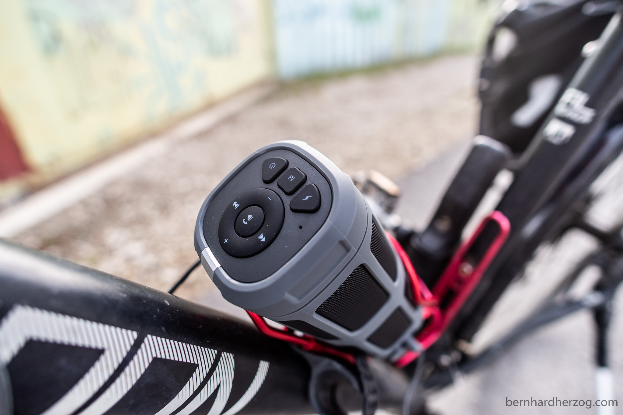 Uma caixa de som acoplada ao quadro de uma bicicleta