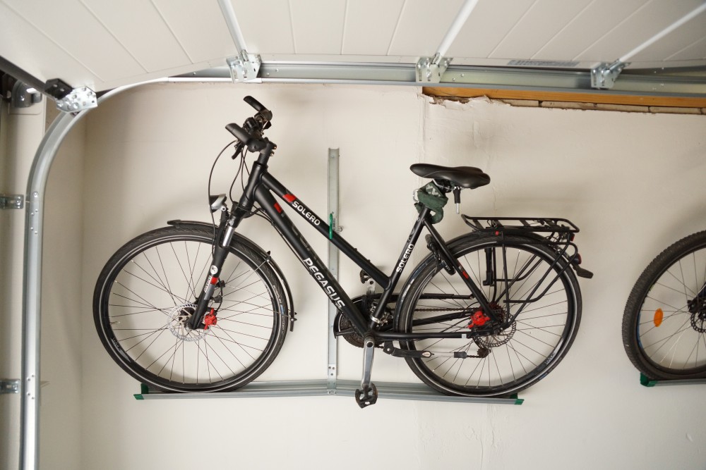 Bicicleta encostada na garagem