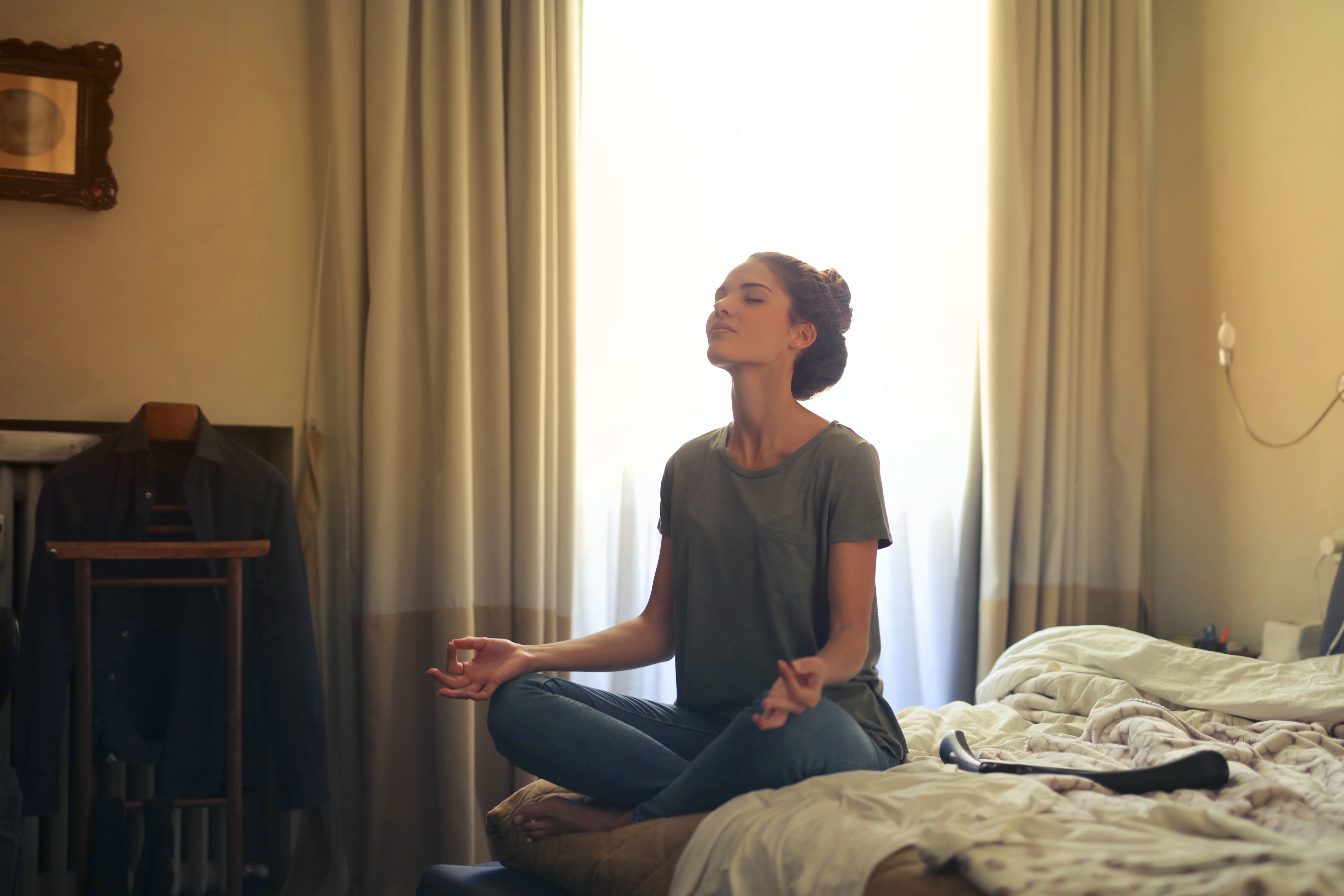 Mulher fazendo yoga no quarto