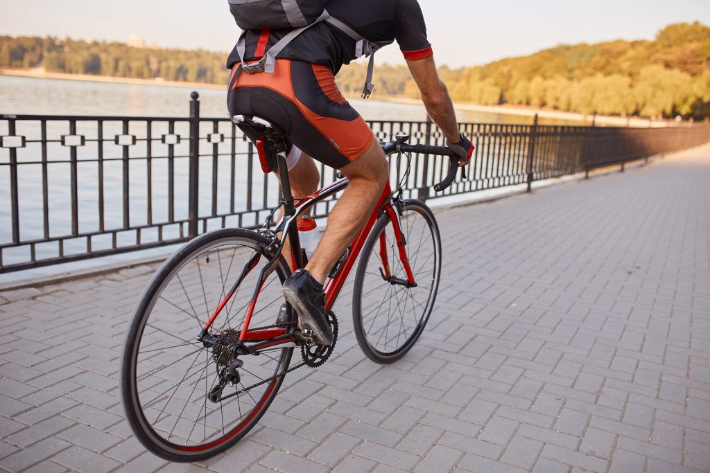 Pedalar contra o vento pode te ajudar a aumentar força e resistência sobre a bike
