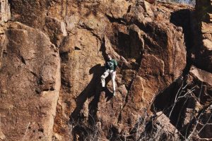 Homem pratica escalada solo