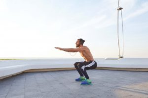 Agachamento é um dos exercícios para aquecimento antes de pedalar
