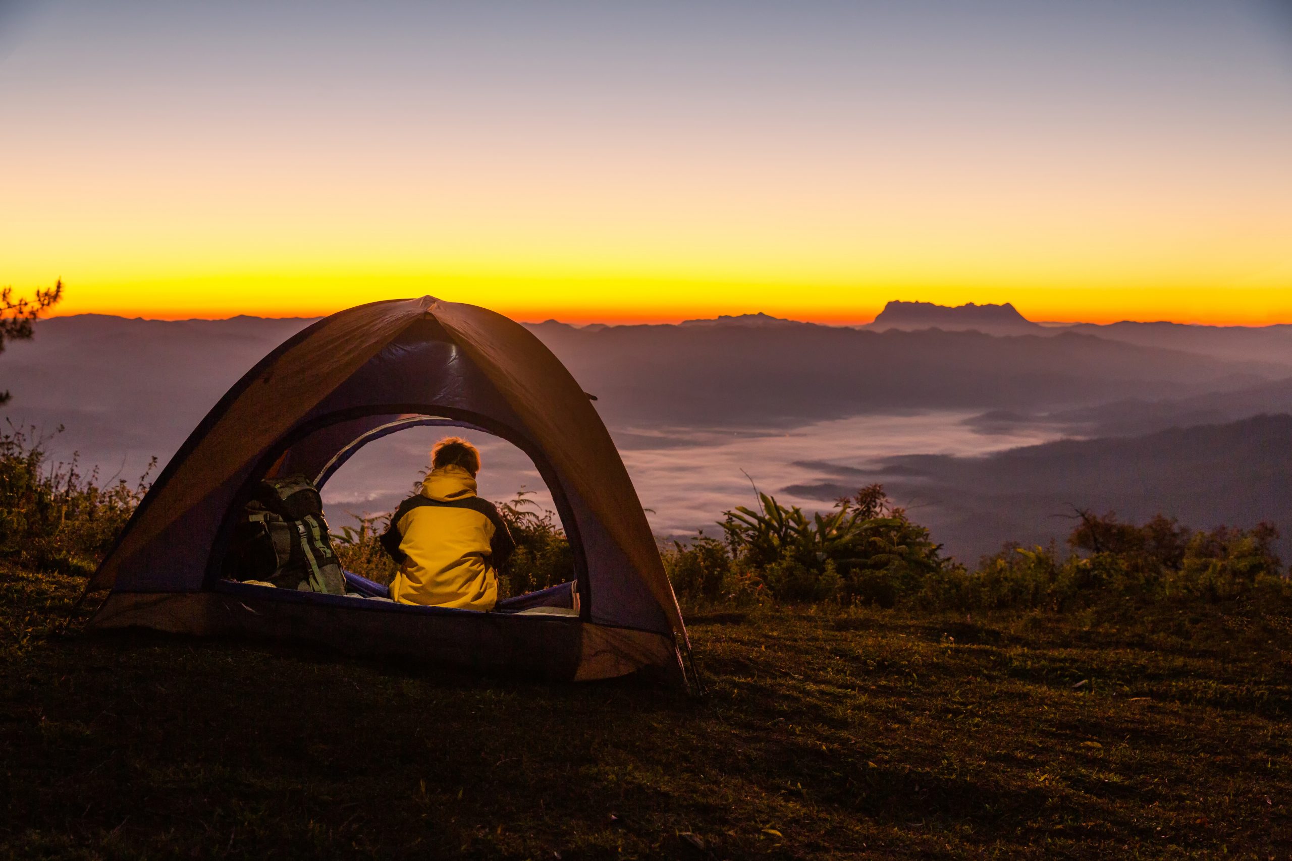 ACAMPAMENTO NO MEIO DAS MONTANHAS