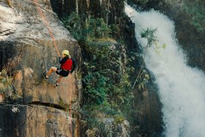 Um dos benefícios da escalada indoor e outdoor é o aumento da potência muscular