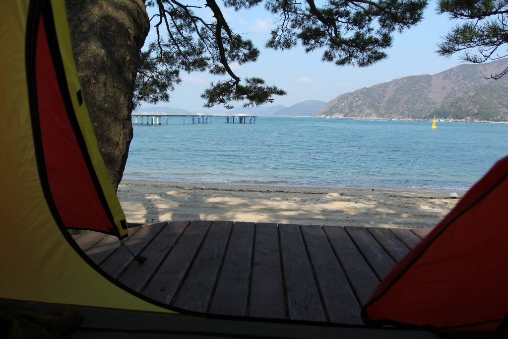 O camping na praia pode te ajudar a descansar em meio à natureza