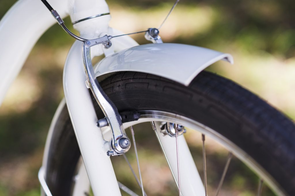 Close up de roda e freio de bicicleta