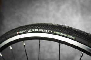 Aro de bicicleta visto de perto