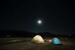 Barracas acampando à noite durante um trekking noturno